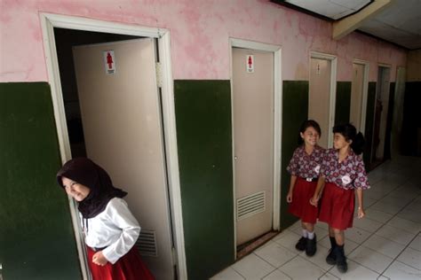 toilet yang kotor dan rusak di sekolah Indonesia