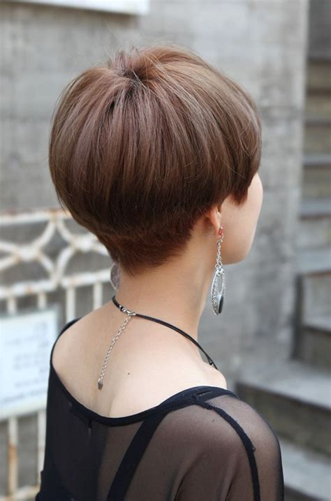 very short stacked wedge haircut