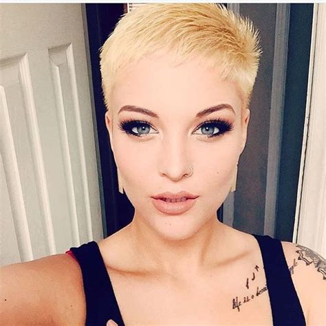 ways to style short blonde hair