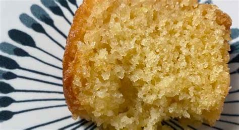 why my cake crumbles
